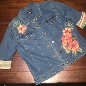 EUC  🌈 VINTAGE DEMIN JACKET WITH FLORAL PATCHWORK
